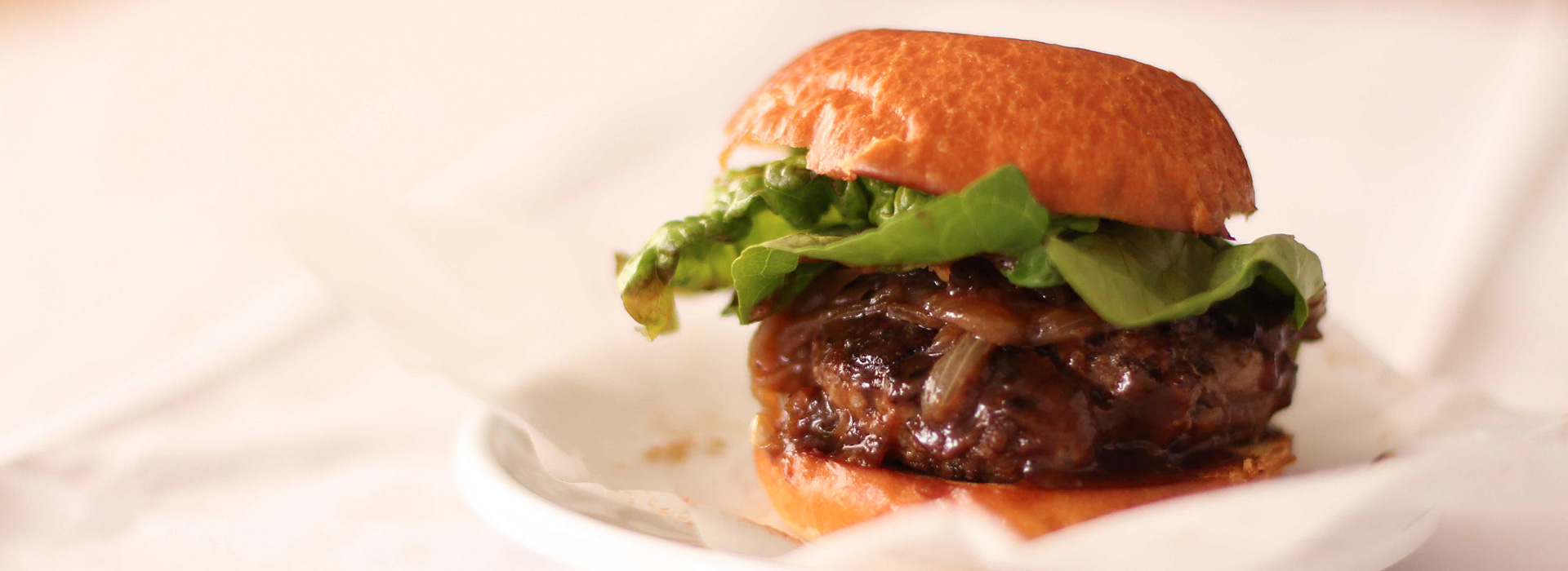 <p>ラムのひき肉にプルーンピューレを加えると、スパイスの香りが増し、調理後のハンバーガーのジューシーさが続きます。 […]</p>
